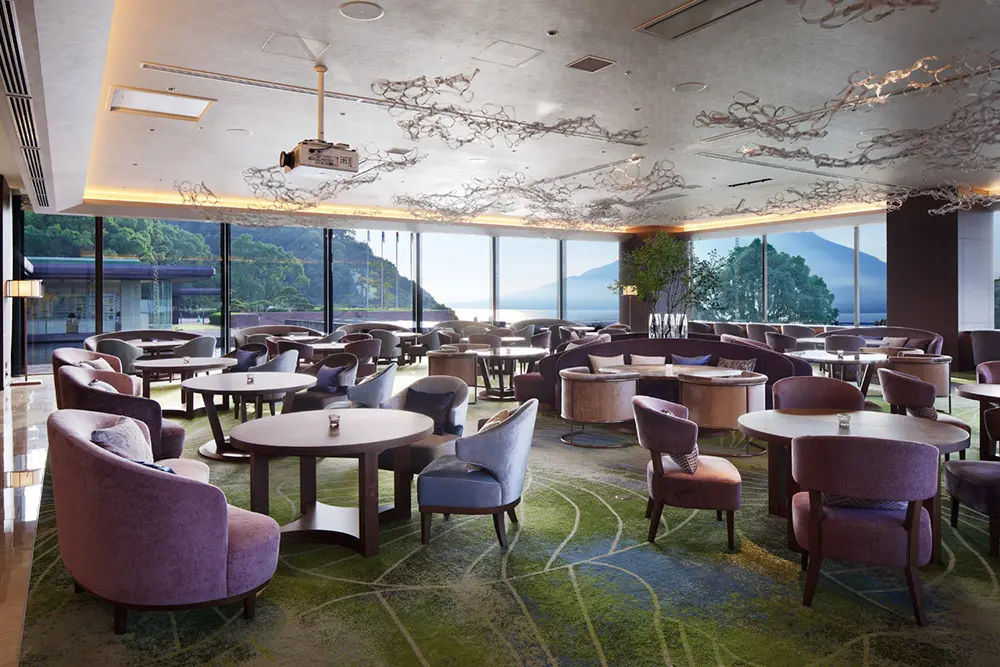 The hotel's main lounge, "The Lounge Casablanca," overlooks Sakurajima. Its colorful design expresses the comfort and ambience that is unique to this location, as if surrounded by the lush nature of Shiroyama.