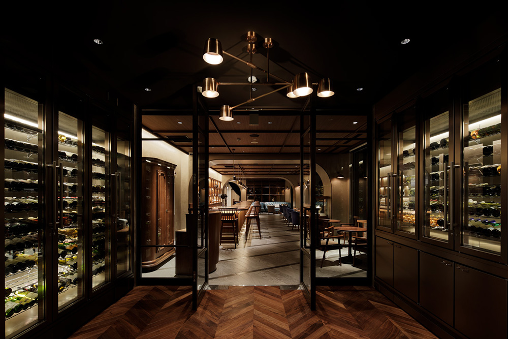 “The Cellar N Baron Nagasawa”的入口。入口处设有独立的酒窖，演出令人愉悦的进店氛围。商店内部以一系列拱门为特色，让您有在酒窖里喝酒的感觉。
