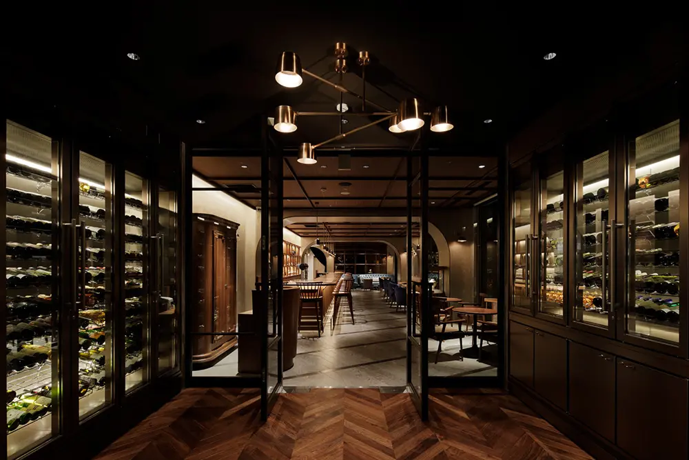 The entrance to "The Cellar N Baron Nagasawa". A separate cellar room is set up at the entrance, Spatial Production more enjoyable to enter the store. The interior is characterized by a series of arches, giving you the feeling that you are drinking wine in a cellar.