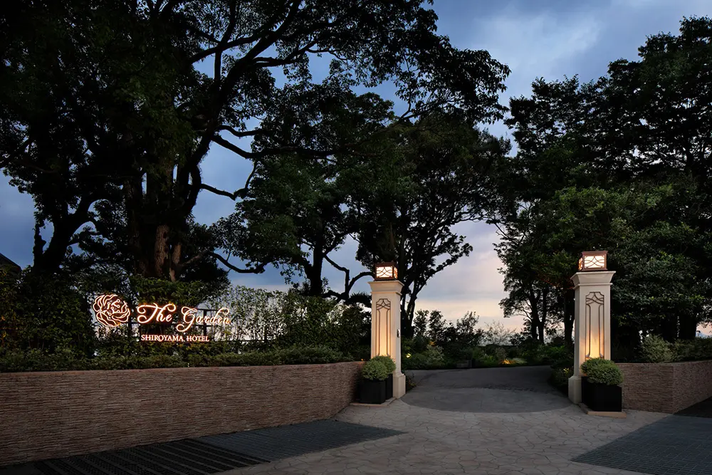 A garden area specialized for weddings. The installation of a new gate and lighting plan Spatial Production a private and special atmosphere. A name and a new logo were also proposed along with the design.