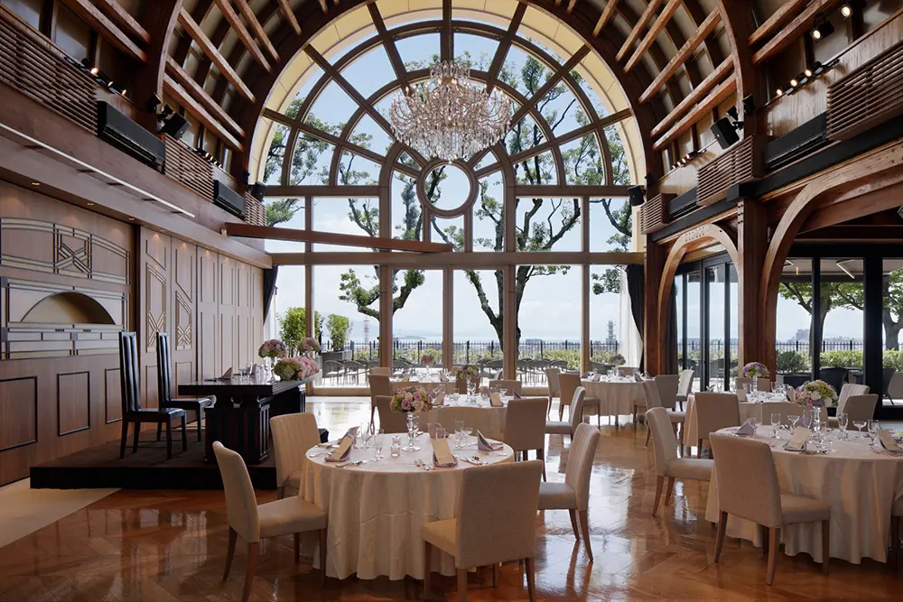 "Garden Restaurant Holt". The existing arch space was used to create a modern look. The garden overlooking Sakurajima was used as a stage for weddings.
