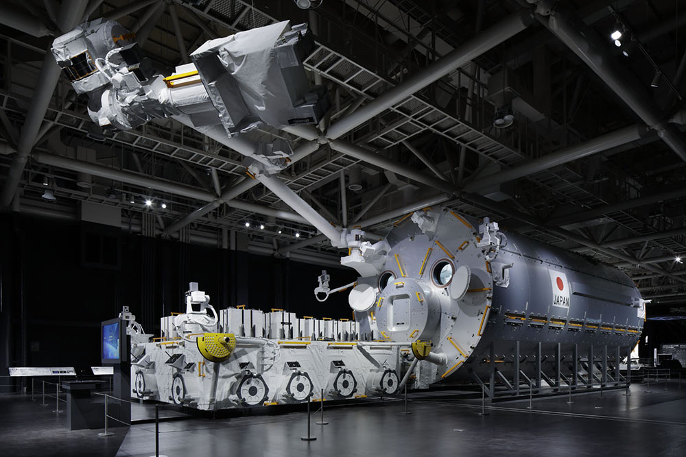 宇宙エリアの有人宇宙開発ゾーン。地域企業が建造に参加しているISS日本実験棟「きぼう」の実寸大模型。直近の内部の作業状況を彷彿とさせるリアルな再現をおこなった
