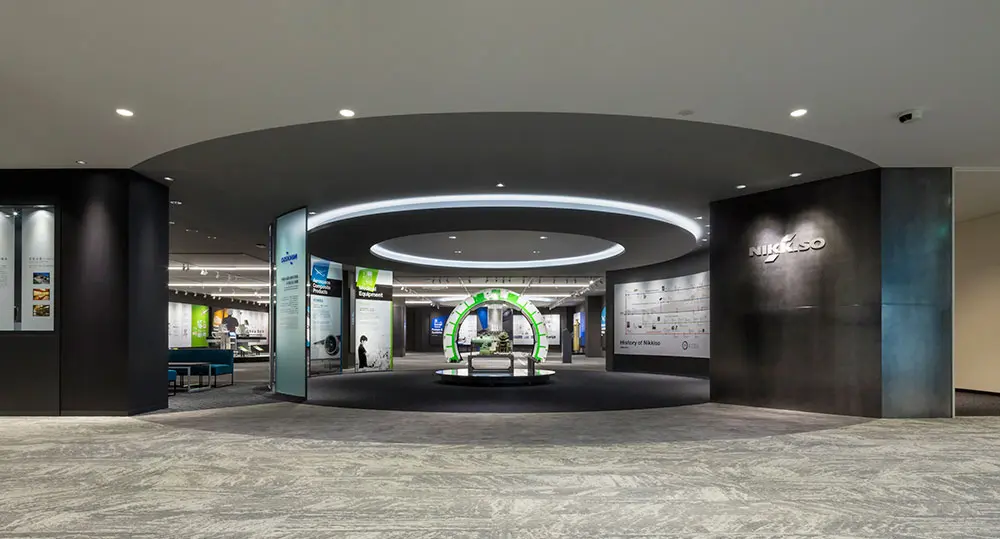 The exhibition hall seen from the entrance. By symbolically displaying actual products, the impact of each corner is maximized.