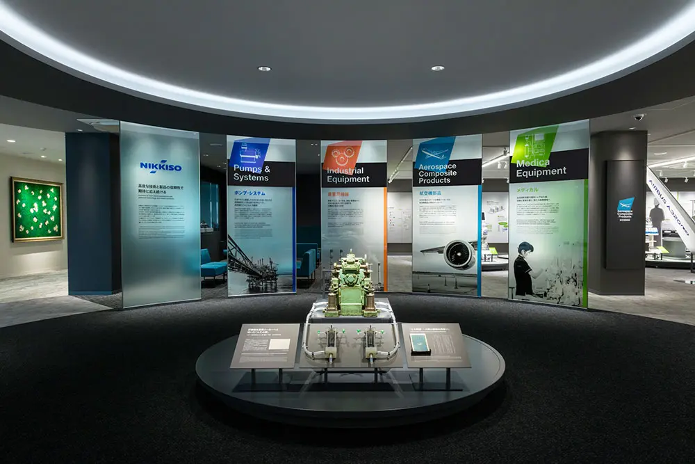 An exhibition of the artificial heart device that was the catalyst for the medical business. An overview of the four main businesses is laid out in the background to introduce the multifaceted nature of Nikkiso.