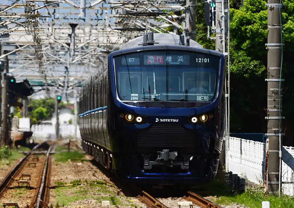 オリジナル色の「YOKOHAMA NAVYBLUE」を装った車両。深みのあるブルーは、横浜の港・海のあるイメージに由来している