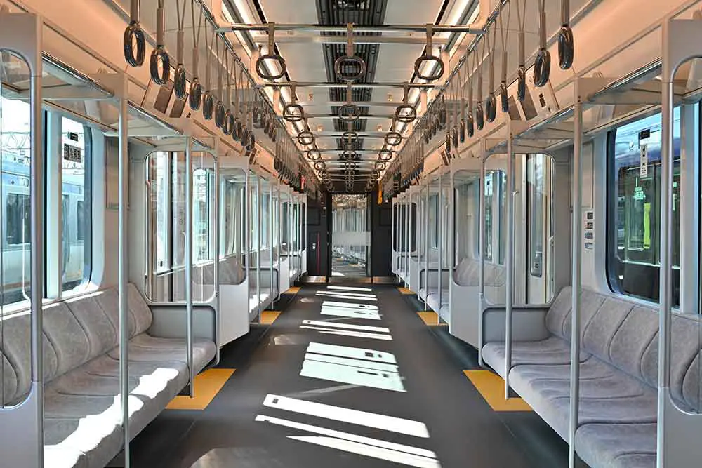 車両の内装は暖かみのあるグレーをキーカラーとし、昼夜で調光できる照明を導入する等、利用者の居心地の良さを演出