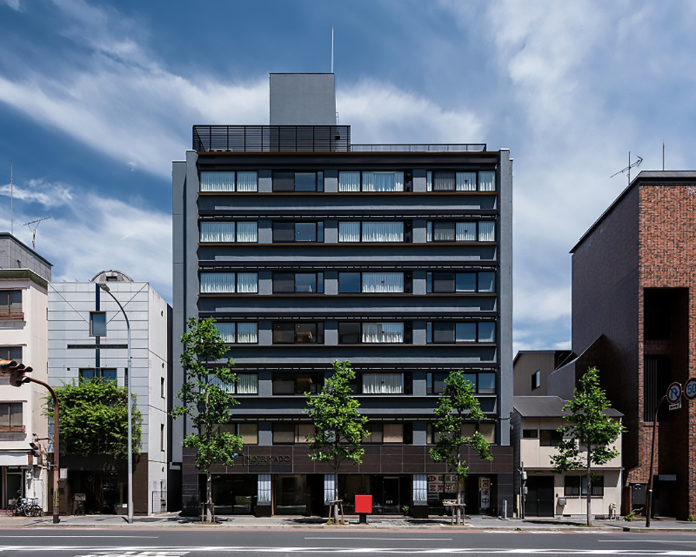庇を新設し、水平な趣を再構築することで京都の街並みと調和を図ったファサード