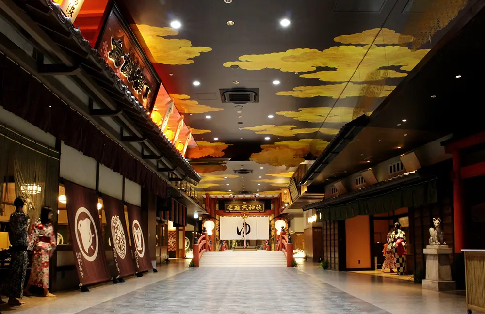 The main street is Benten-dori. A town is created in the space by distorting the parallel and perpendicular directions and creating a virtual world with mirrors.