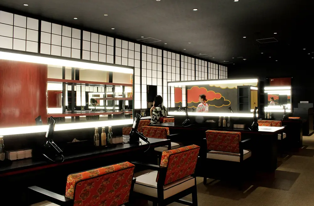 The women's powder room, one of the largest in Japan, is a glamorous and fantastical Japanese modern space.