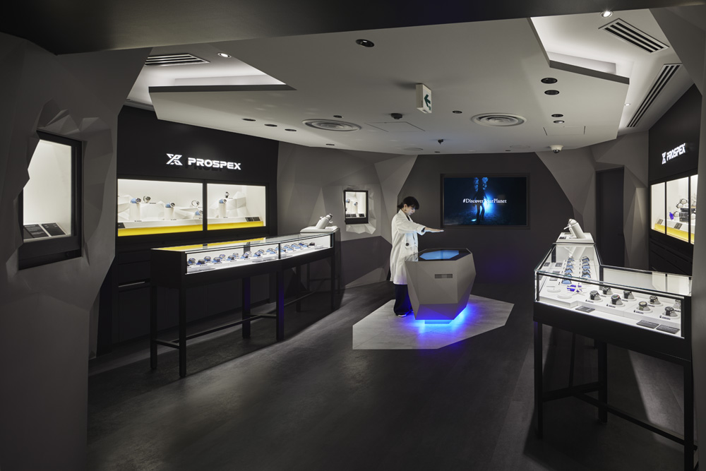 2楼的“PROSPEX Room”展现了被岩礁包围的大海中的景象