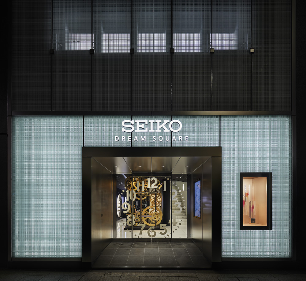 精工的关键视觉“SEIKO格子”表现的外观。如同进入钟表塔般令人充满期待的入口。