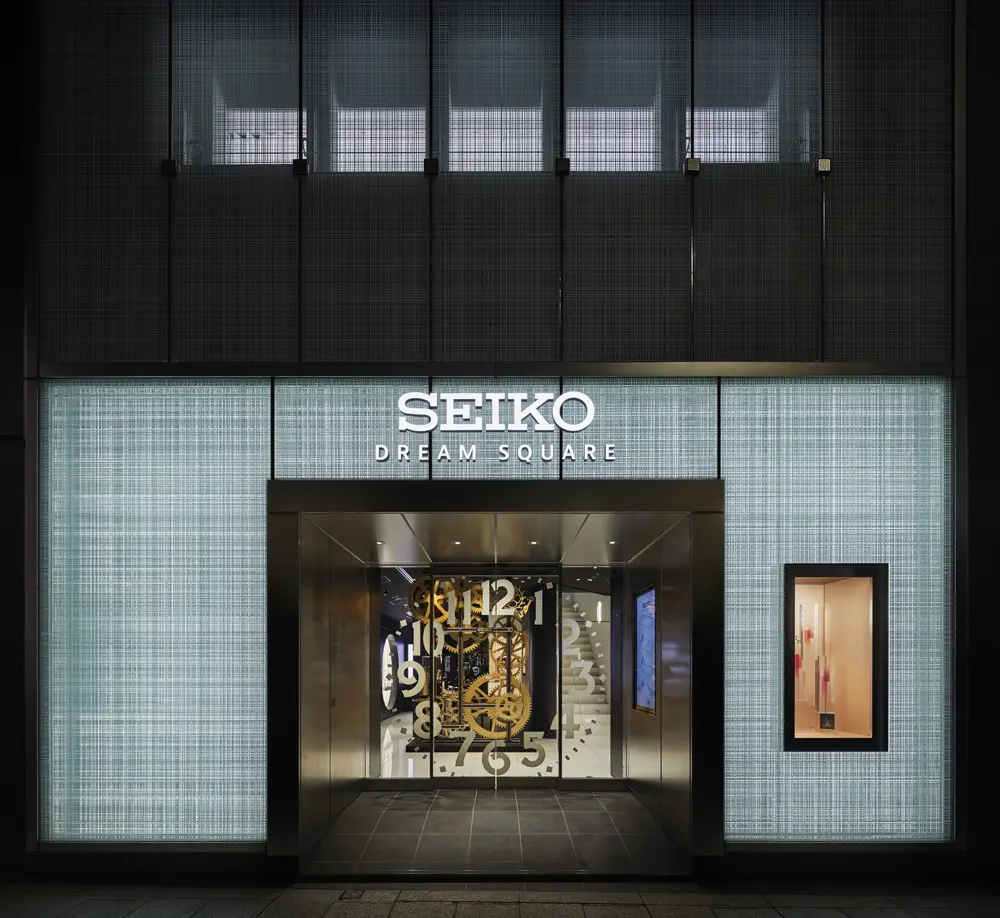 The exterior is expressed using Seiko's key visual, the "SEIKO lattice." The entrance heightens the sense of anticipation as if entering a clock tower.