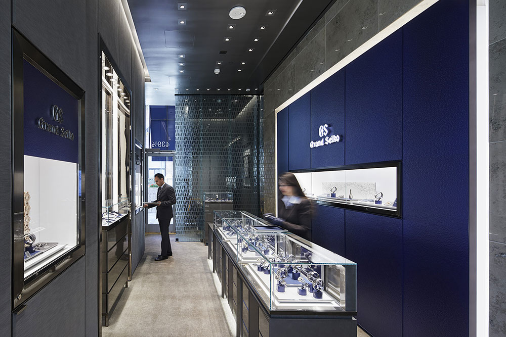 内部以灰色为基础，“Grand Seiko Blue Panel”成为图标