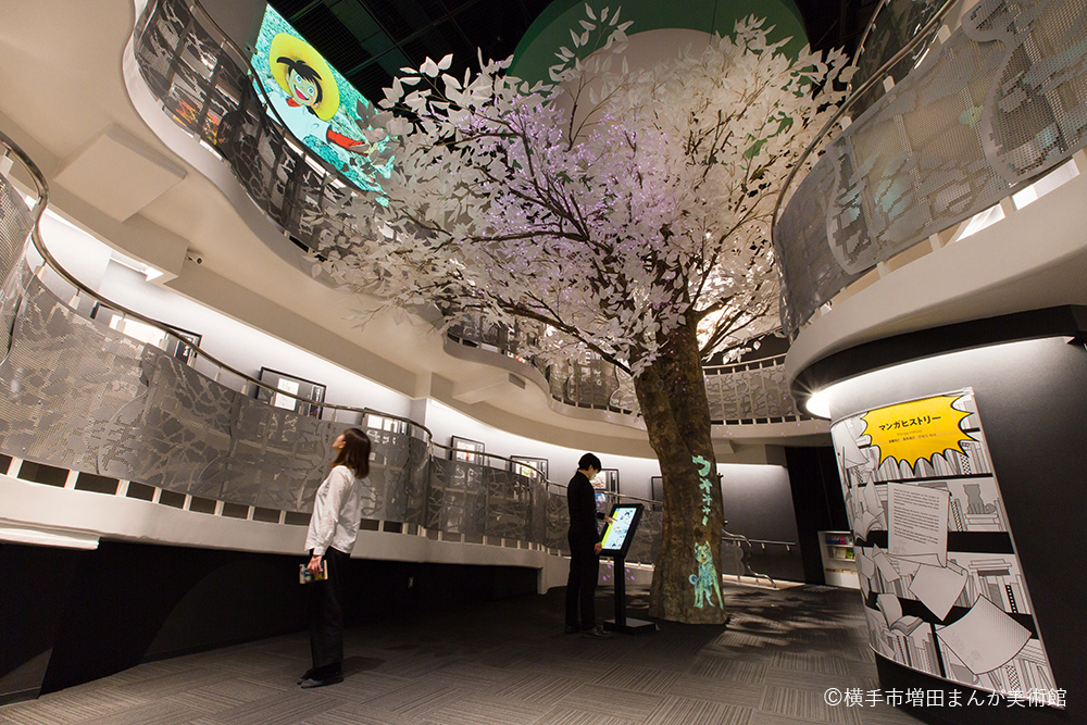 The Slope Gallery is a space where you can view original artworks by 74 permanent artists, located around the symbolic tree that has been there since before the renovation.