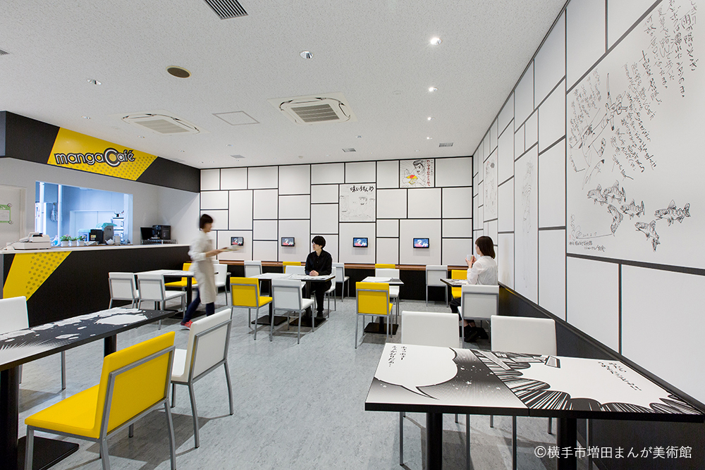The walls of the Manga Cafe are covered with autographs and illustrations by manga artists, so you can enjoy a different look every time you visit.