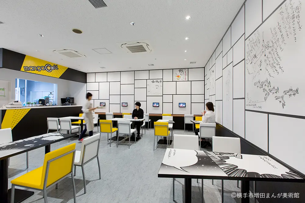 The walls of the Manga Cafe are covered with autographs and illustrations by manga artists, so you can enjoy a different look every time you visit.