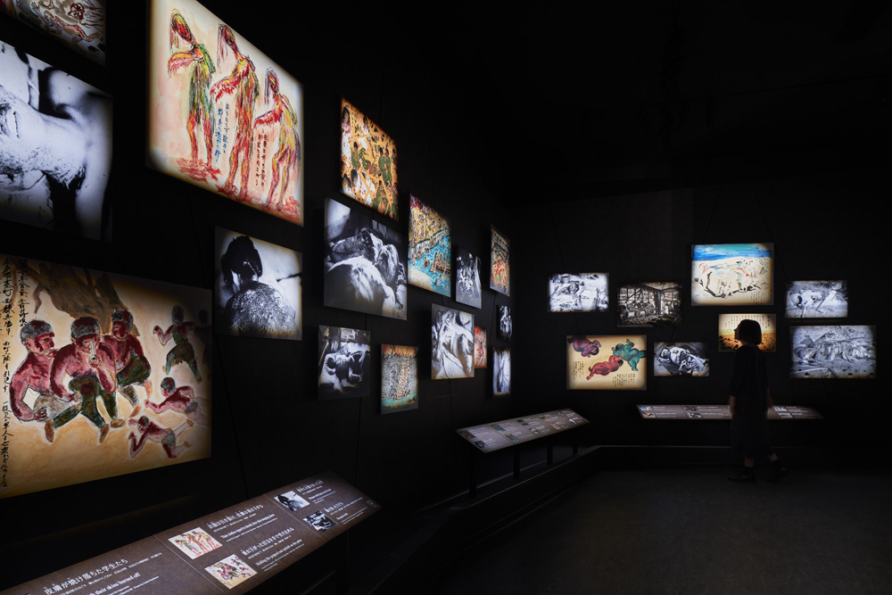 “群”:通过反映残害人类的黑白照片和原子弹爆炸的图画的层层展开来想象当时的残害