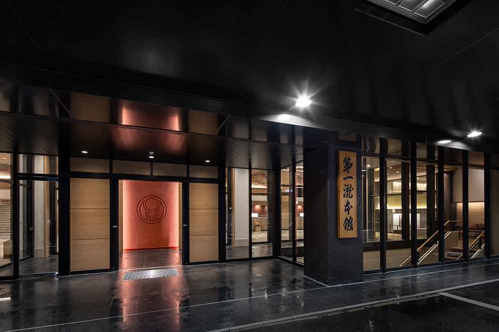 The entrance is welcomed by a sign wall that displays the Takimoto logo in 3D using specially mixed clay plaster.