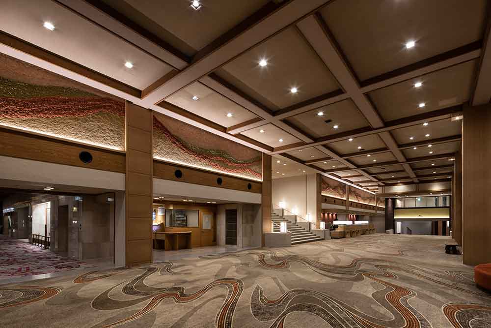 A dynamic art wall spreads across the entire lobby space, and a carpet inspired by hot springs gushing from Jigokudani