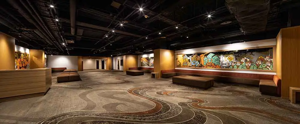 元々カラオケスペースにあった鬼のモザイクアートを活かして空間のアクセントとした団体ラウンジ