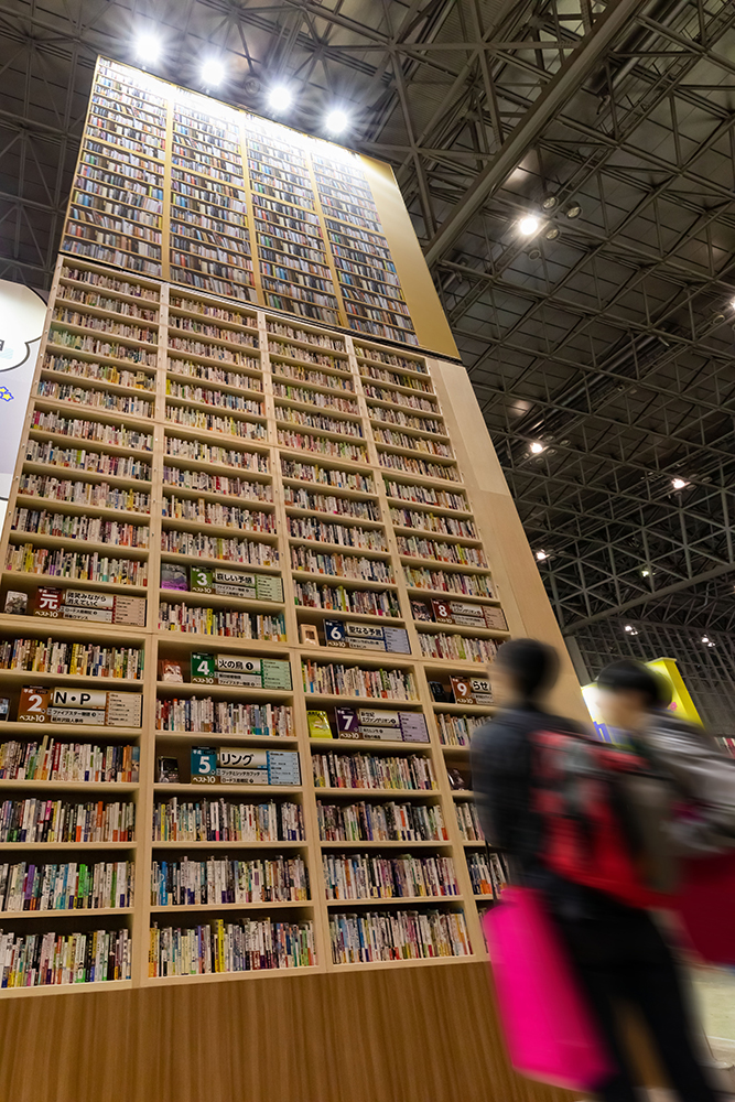 本棚の下部には実際に書籍が並び、上部はグラフィックで下から上まで本棚が続いているように見せる