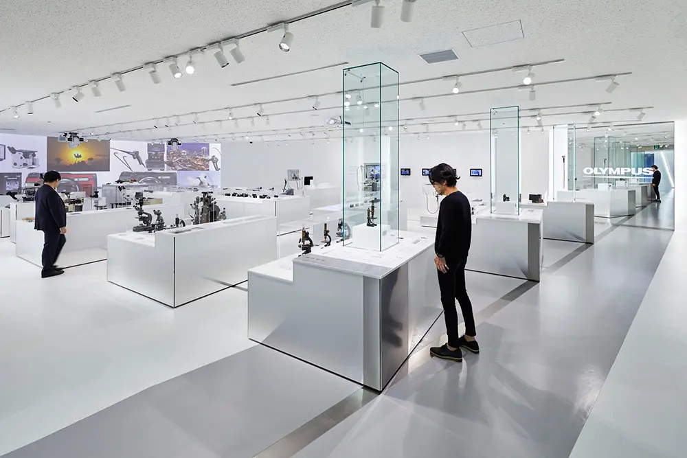 三事業の起点となる製品を象徴展示としてレイアウト。ここから事業の歴史を辿る