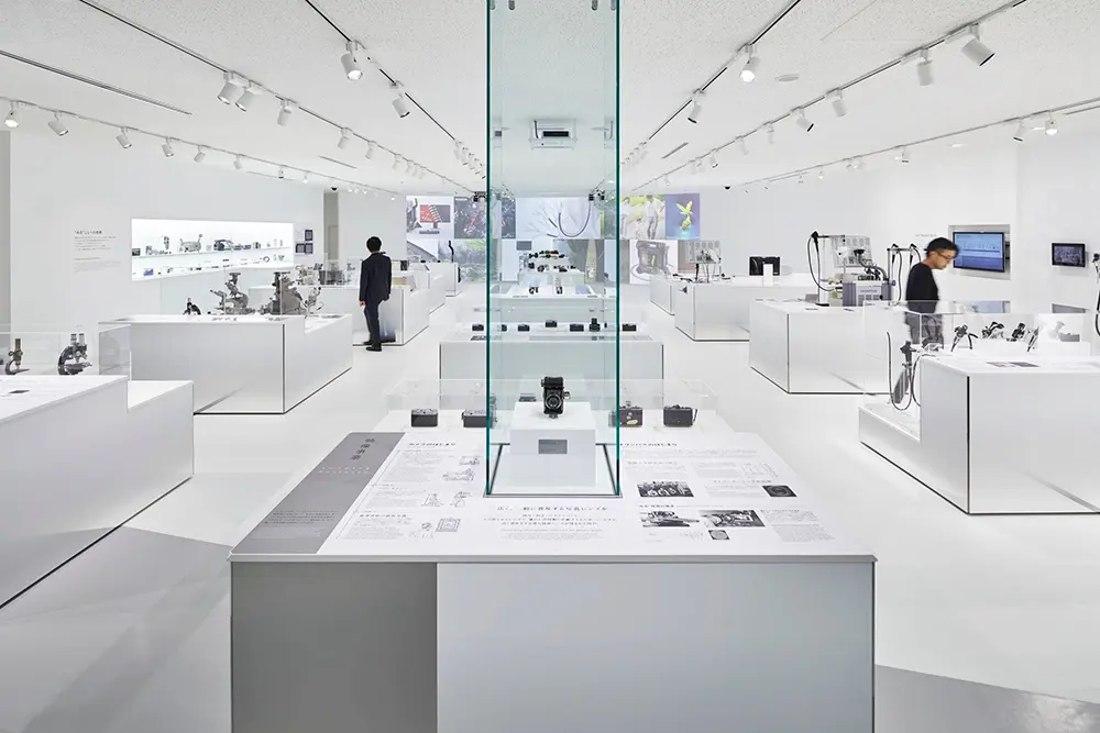 各事業の象徴展示から連なるさまざまな製品を厳選し、浮かび上がるようにテーブルにレイアウト