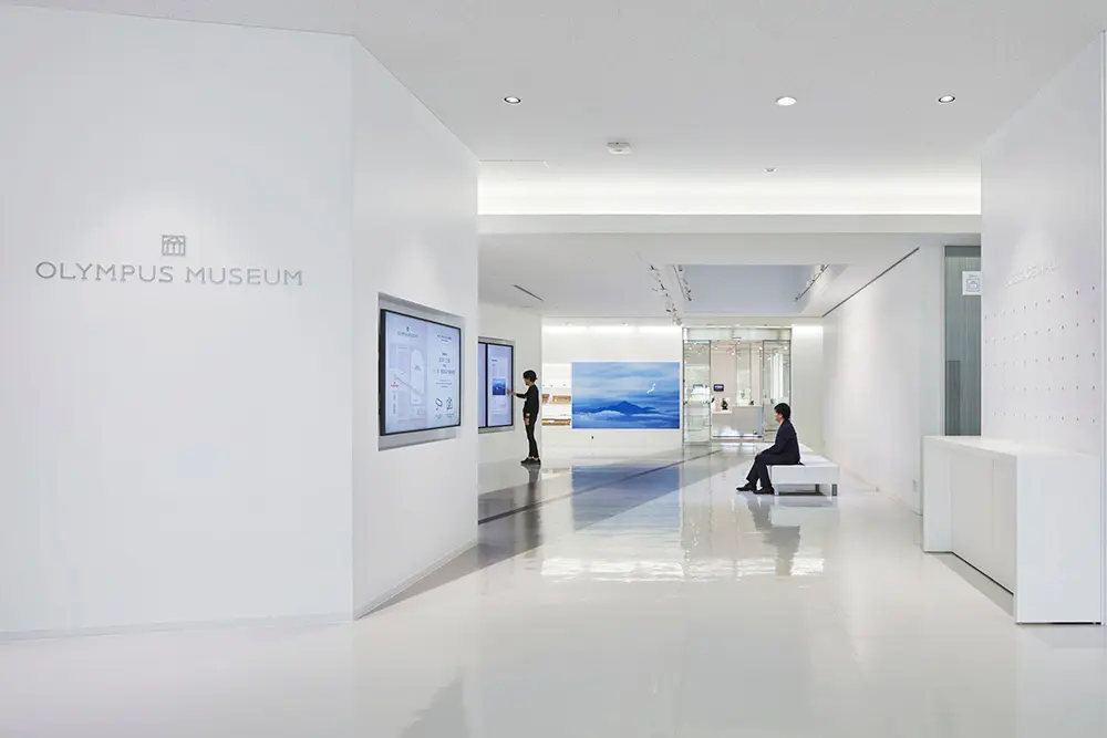 エントランスから展示室へ続くラインを歴史とシンクロさせ、ドラマティックな導入シーンを構築