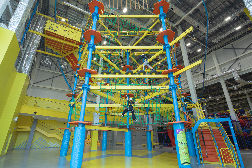 "Rope Mountain" takes advantage of the height of the space and offers 44 different types of athletics to enjoy in the air across 4 floors.