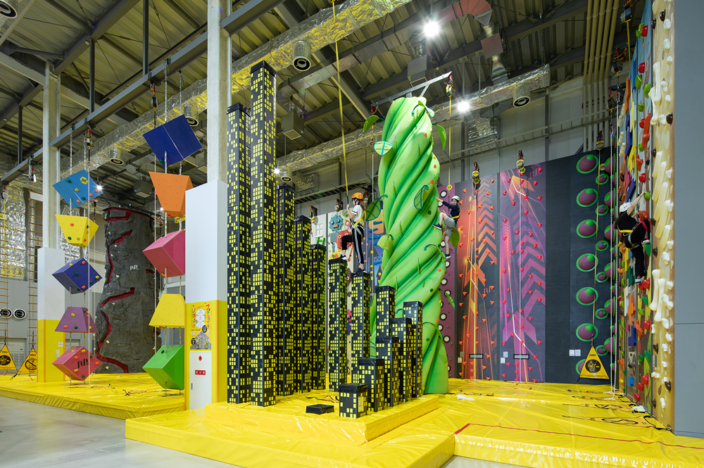 The Variety Wall offers climbing walls of different shapes and heights of 8m, allowing you to challenge yourself with different levels of difficulty.