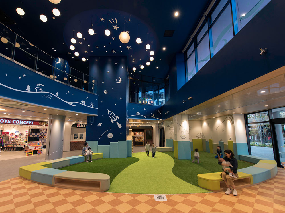 キッズディスカバリー：子ども達が楽しみながら過ごせるキッズエンターテイメント空間。吹き抜けに惑星を模したダイナミックな演出照明を施した