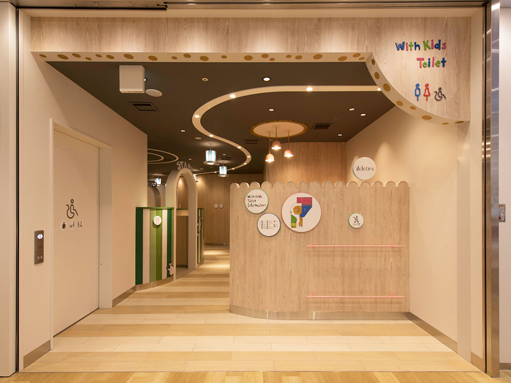 子どもが自分からトイレに行きたくなるような仕掛けが散りばめられた特別感のあるトイレ。遊び心が満ちたデザインになっている