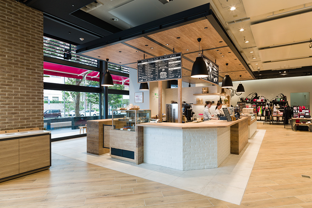 "MILES Honda Cafe" offers original Honda menu items to add color to your relaxing time.