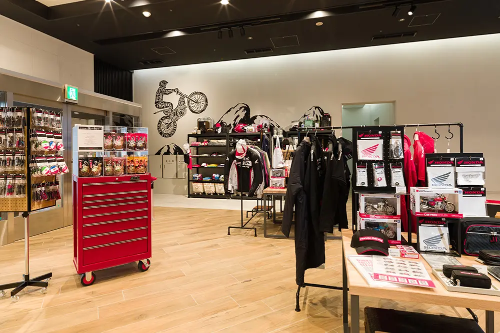 Hondaゆかりのオリジナルグッズを揃え、眺めているだけでもワクワクするShopを展開