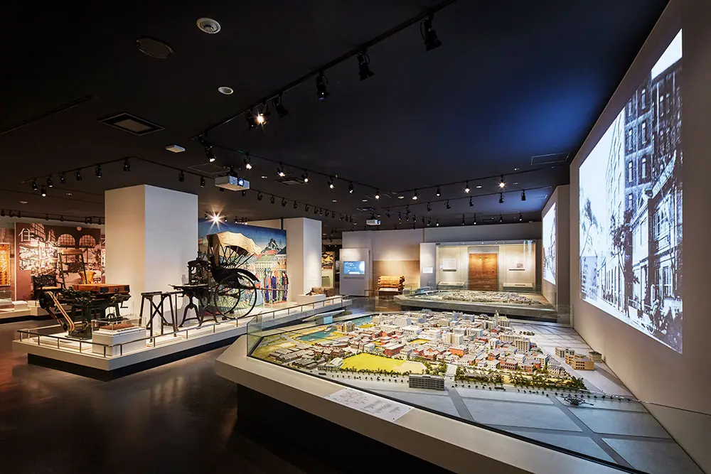 The Kobe History Exhibition Room on the first floor introduces the general history of Kobe. In the model in front of you, you can explore the inside of the model (modern Kobe) on a touch monitor like a street view.