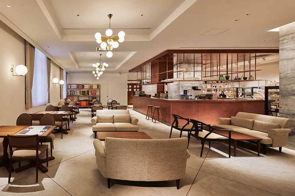 The museum shop and cafe have been reborn with a modern design. You can freely read the books in the space that makes use of the architecture from the early Showa period.