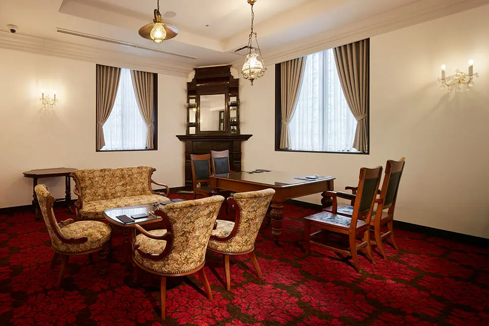 The cafe's special room is a space unique to the museum, which has been recreated as the Thomsen House, a foreign-style house from the Meiji period, using lighting and furniture that was used as exhibition materials before the renovation.