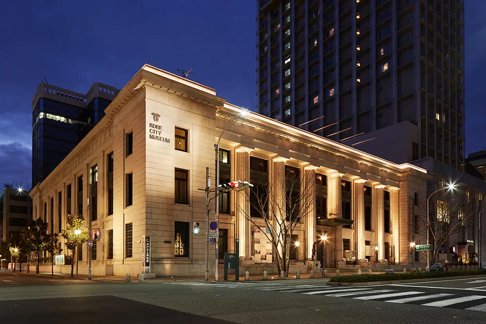 The building, which was renovated from a bank building completed in 1935, is registered as a national tangible cultural property (building).