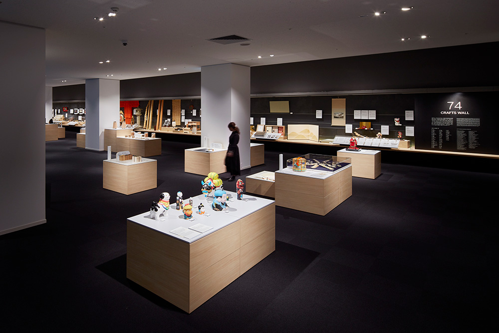 74CRAFTS EXHIBITION:按项目介绍工业产品的生产过程，材料/工具和作品。通过工匠的实际演示展示和产业产品相关活动的介绍等，可以深入了解制造业