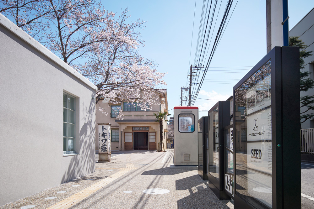 当時近隣にあった落合電話局の外壁を模した公園トイレ（左）や丹頂型電話ボックスの設置など、導入空間も一体的に演出