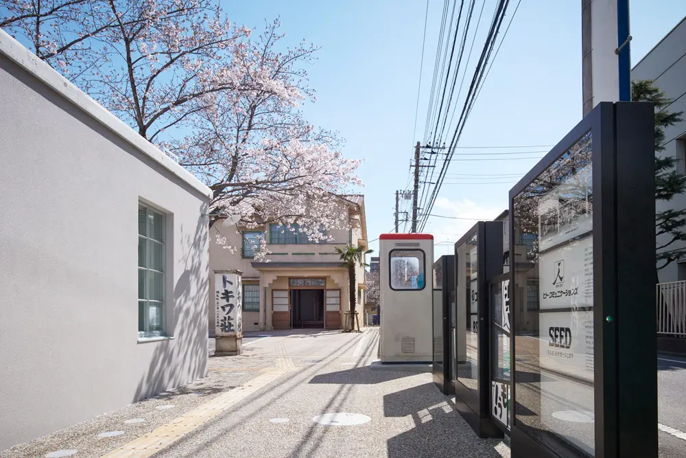 当時近隣にあった落合電話局の外壁を模した公園トイレ（左）や丹頂型電話ボックスの設置など、導入空間も一体的に演出