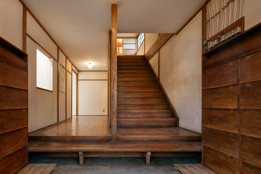 マンガ家たちが居住していた2階にあがる階段は、当時のイメージを大切に、あえてギシギシと軋むように設計した