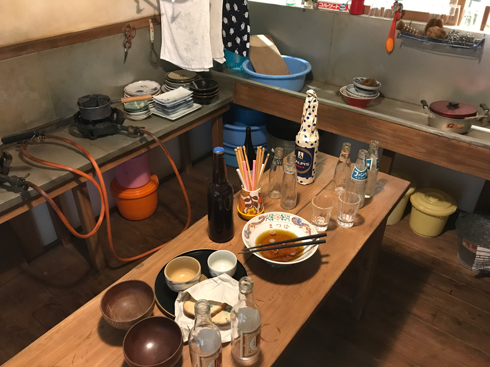 マンガ家たちが利用した中華料理屋「松葉」の器など、ファン心をくすぐる細かな再現小物を随所に散りばめた