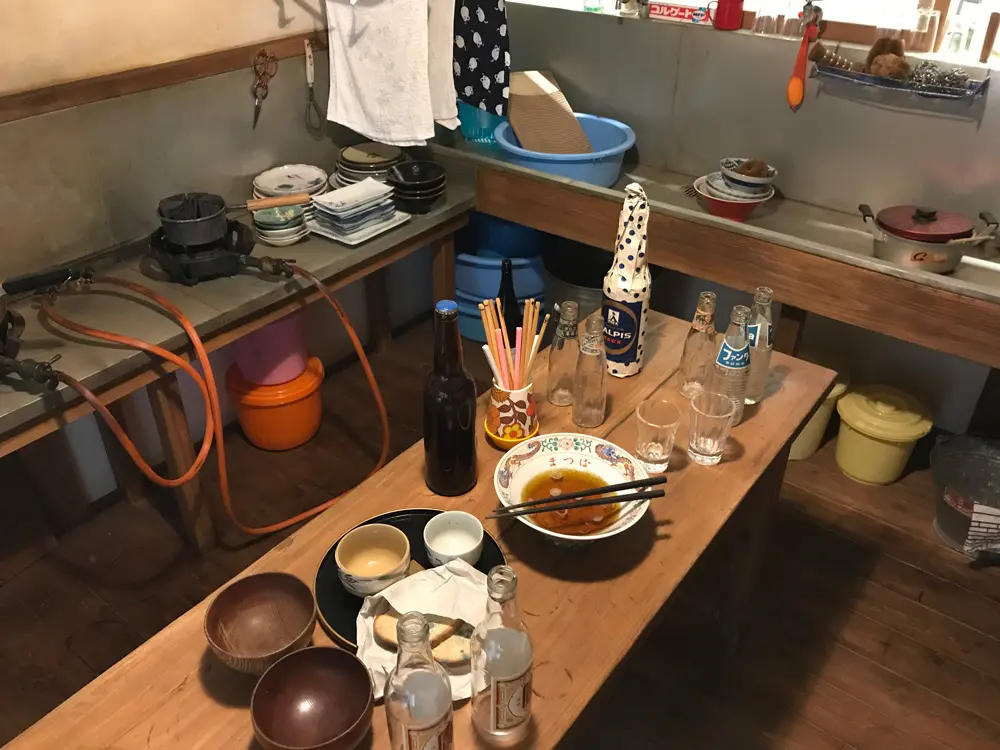 マンガ家たちが利用した中華料理屋「松葉」の器など、ファン心をくすぐる細かな再現小物を随所に散りばめた