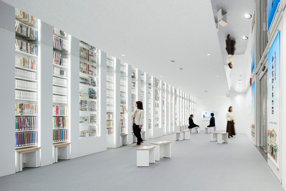 関連資料の閲覧、ミニ企画展など多目的に活用できるマンガラウンジ。隣の企画展示室とともにさまざまな情報発信をおこなう