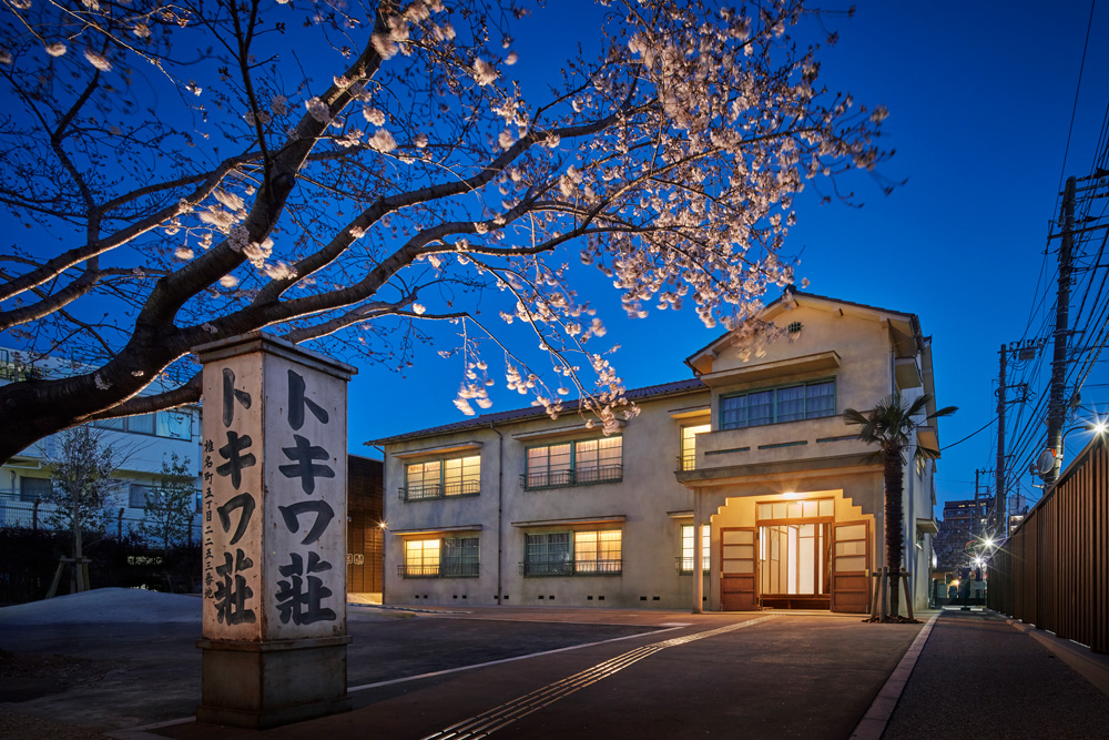 建物は多くのマンガ家が居住していた築後10年頃をイメージしたエイジングを施し、夕暮時は窓明かりの演出を加えた