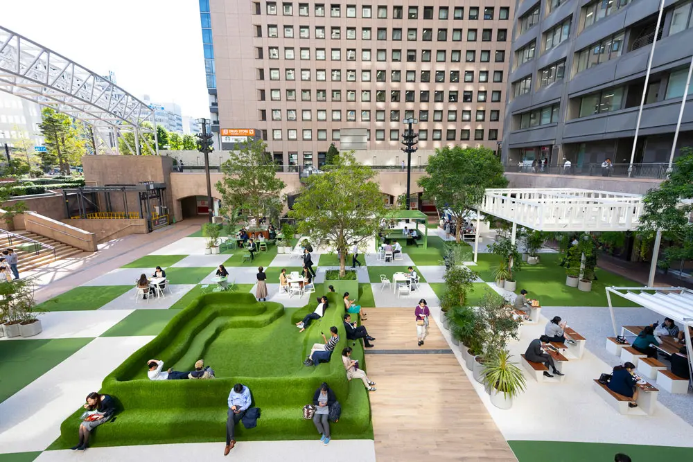 The large grid of greenery, based on the motif of "Hibi" (a raft or net used to attach cultivated seaweed), which is the origin of the name Hibiya, retains the memory of the land.