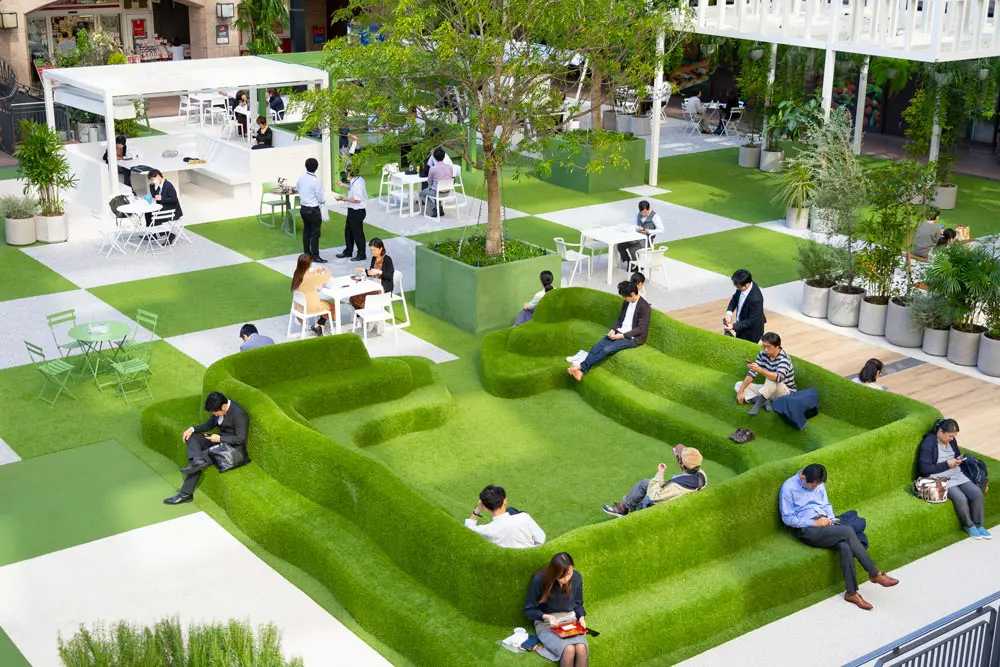 Enjoy the fun of choosing a seat on the terrace depending on your mood or purpose, whether that be at a table or on the greenery.
