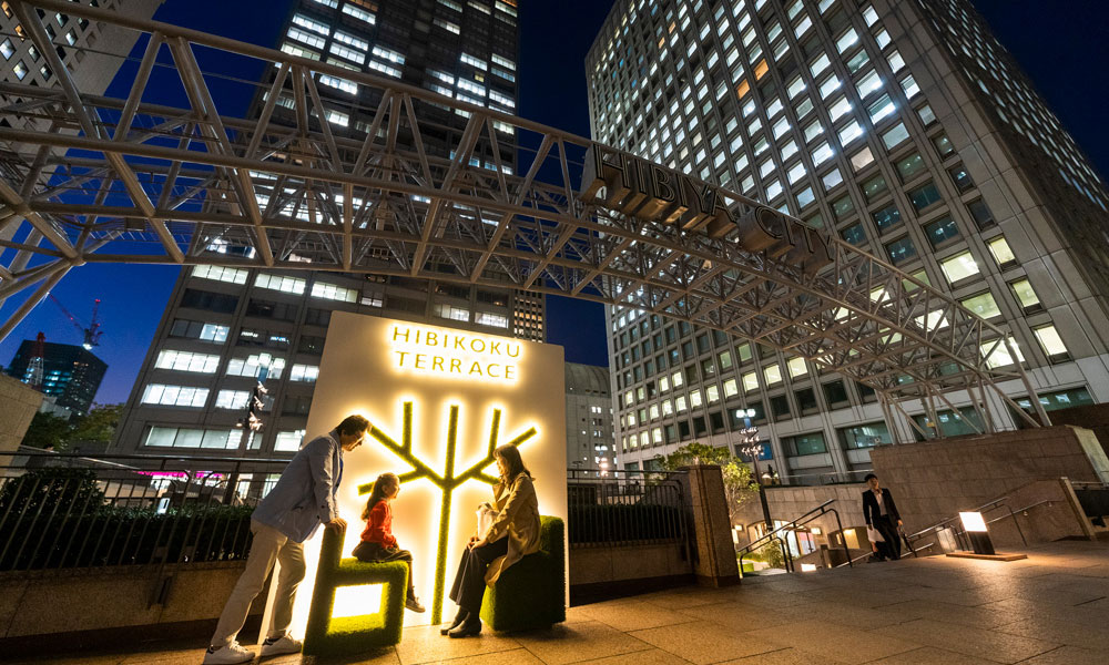 常設アウトドアオフィスのブランディングを体現した施設ロゴサインを、座れるオブジェとしてゲート手前に設置