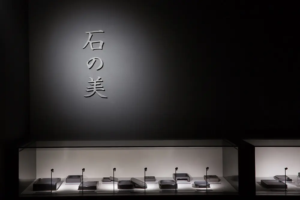 使用Oshikari的标志:融合了石头皮肤的设计，让你感受到沉重和字体的轻盈之美